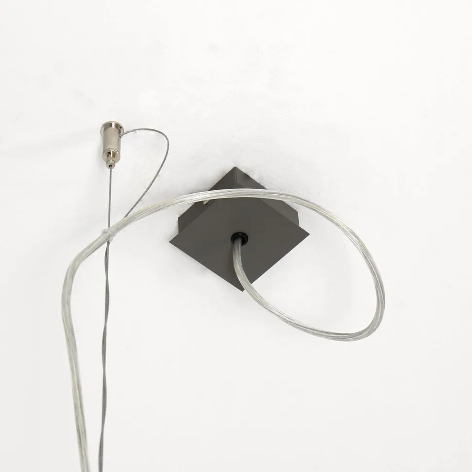 Breite Hängeleuchte in grau