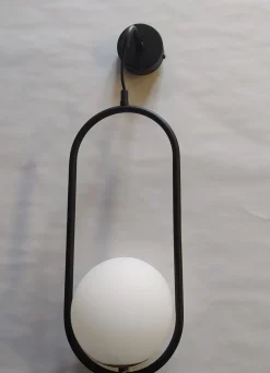 Design Wandleuchte Schwarz Weiß Glas NAESALA Flur