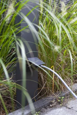 LED Wegeleuchte mit Steckdose IP54 3000 K verstellbar