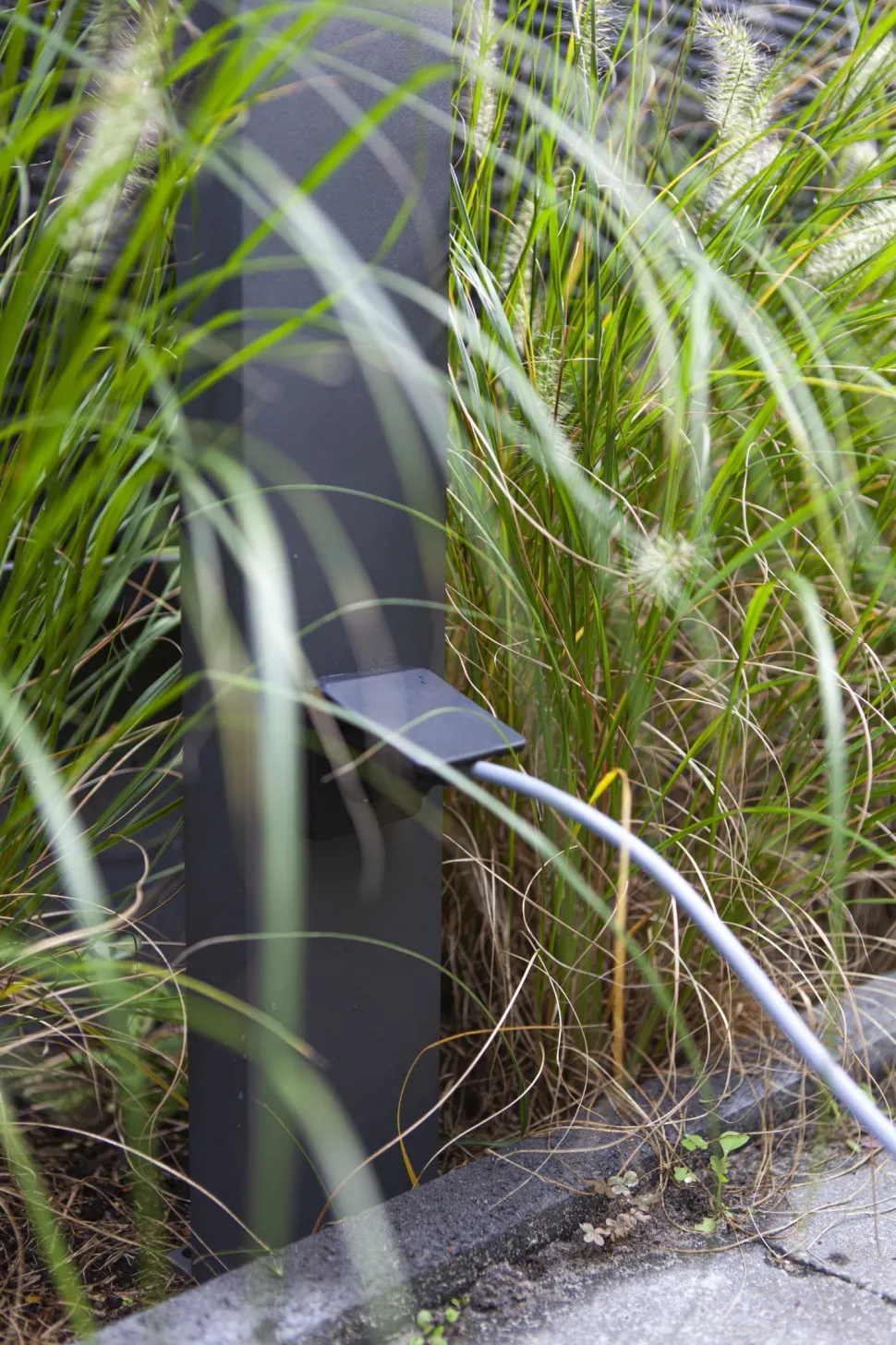 LED Wegeleuchte mit Steckdose IP54 3000 K verstellbar