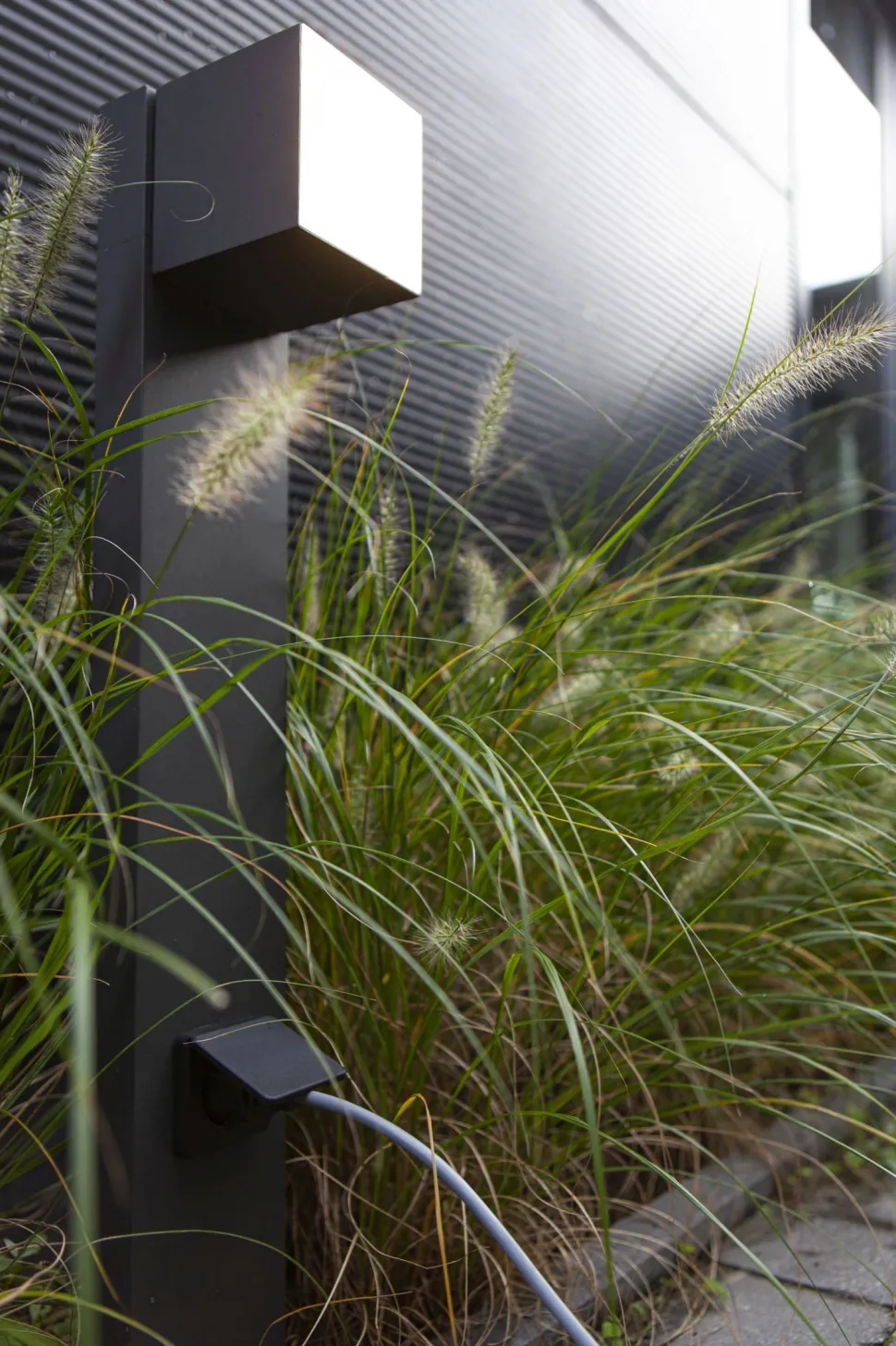 LED Wegeleuchte mit Steckdose IP54 3000 K verstellbar