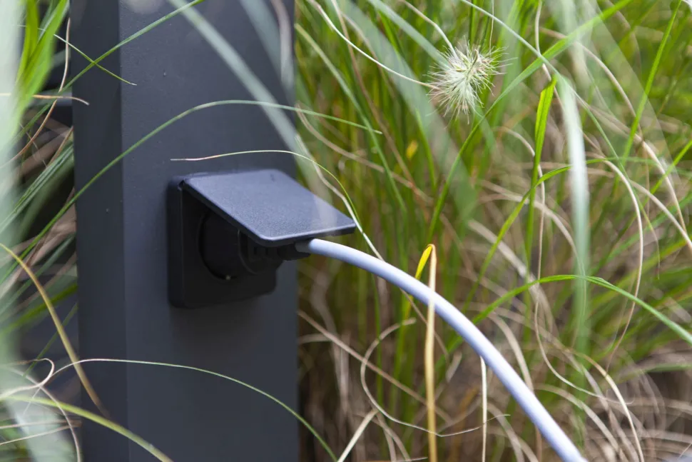 LED Wegeleuchte mit Steckdose IP54 3000 K verstellbar