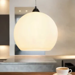 Pendelleuchte mit Glasschirm in Weiß