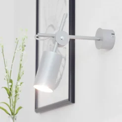 Schwenkbarer Wandstrahler in silber