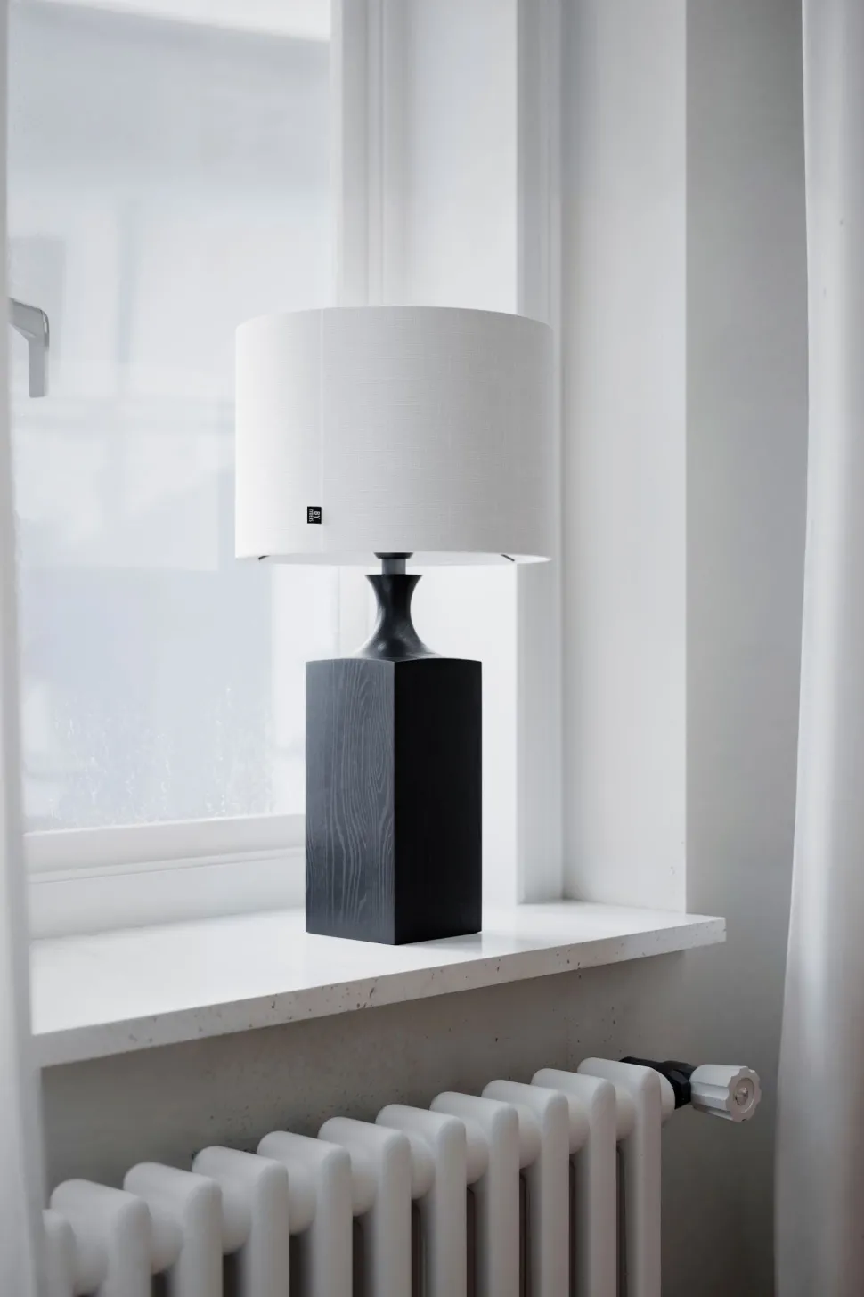 Tischleuchete Schwarz Weiß 56 cm aus Holz Stoff E27