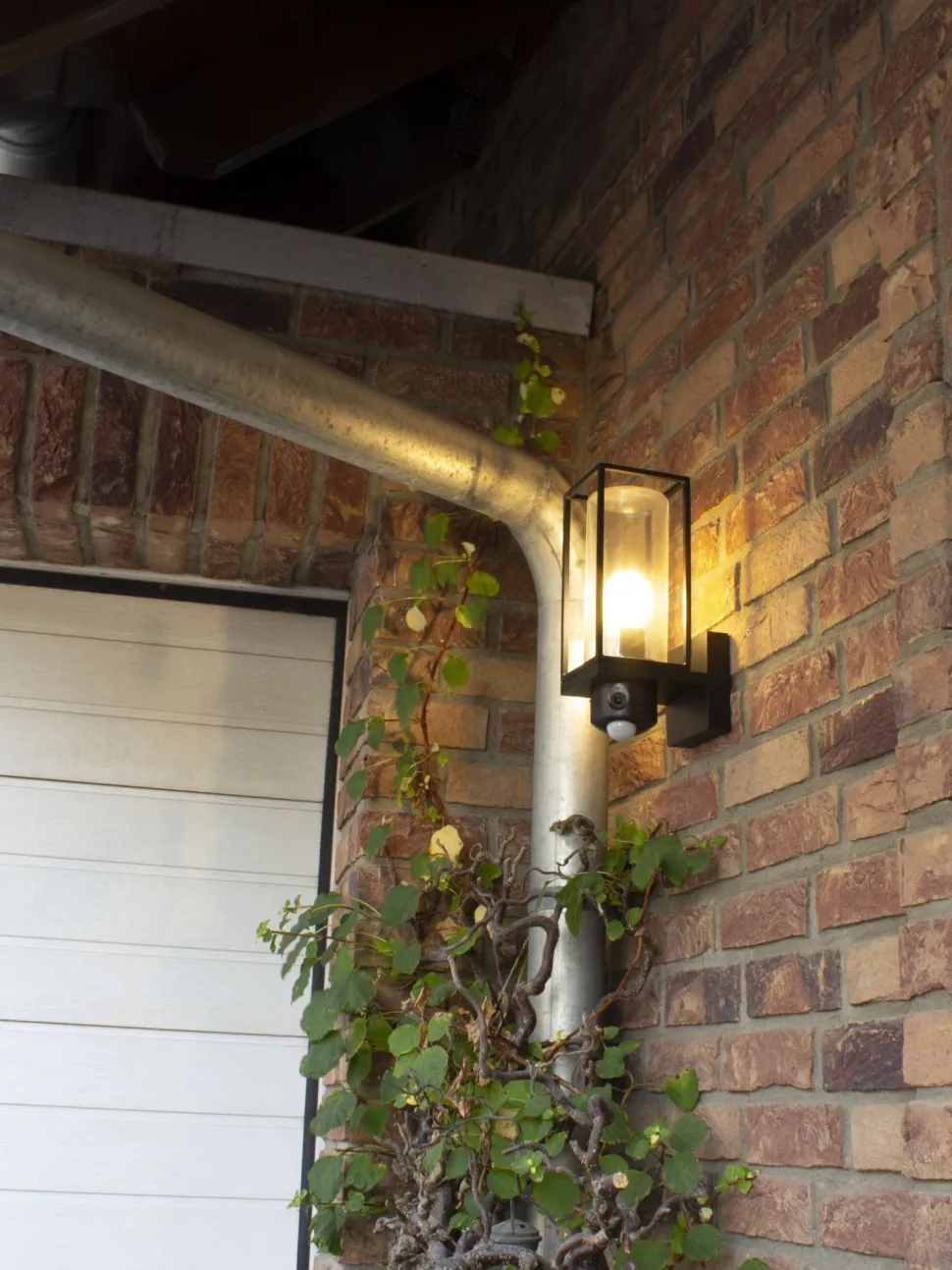 Wandleuchte mit Bewegungsmelder Aluminium Glas Schwarz