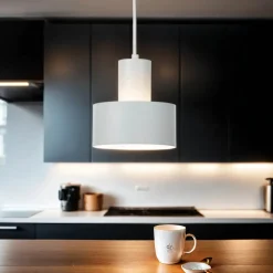 Weiße Hängeleuchte schmaler Schirm Retro